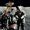 John Young à côté du LRV d'Apollo 16.