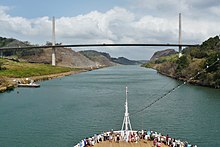 Zicht op Centennial Bridge met Gold Hill (rechts achter de brug). Dit is het smalste deel van het kanaal