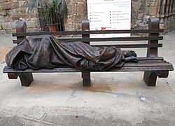 Jesus Homeless (2019), de Timothy Schmalz, placeta de Santa Anna.