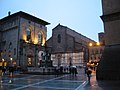 Plaza Neptuno - en primer plano: la Fuente de Neptuno; al fondo: la fachada incompleta de la basílica de San Petronio.