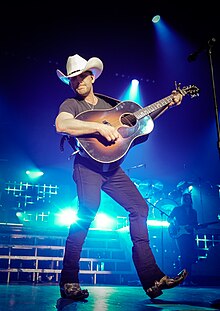 Justin Moore performing live in 2018