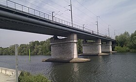 Le pont ferroviaire des Anglais vu depuis le chemin de halage à Bezons.