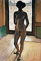 Peinture représentant une femme nue debout devant une fenêtre, en appui sur un pied, mains croisées dans le dos, visage dans l'ombre