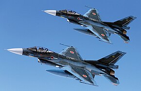 2機で編隊を組んで飛行するF-2戦闘機 （2016年2月1日撮影）