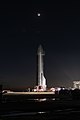 Starship SN9 pendant la nuit avec la Lune.