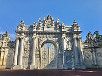 Exterior façade of the Gate of the Sultan (Saltanat Kapısı) on Dolmabahçe Avenue. The columns of the gate are in a formation of 2-1-1-2.