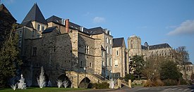 Palácio do Conde de Maine, local de nascimento de Henrique II da Inglaterra.