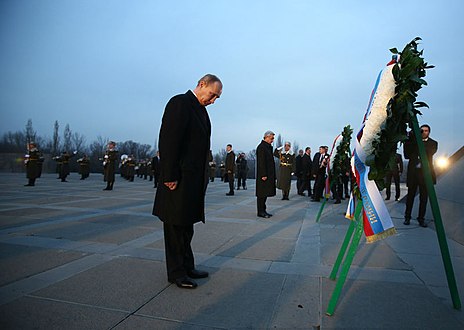 Рускиот претседател Владимир Путин во Цицернакаберд во 2013 година