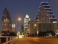 Austin from Congress Bridge at night/Austin desde la Puente Congress a la noche