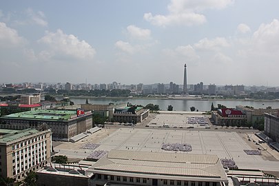 Quartier Général du Comité Central situé a gauche de la place Kim Il-sung sur la photo