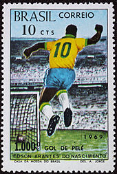 Eine farbig gezeichnete Briefmarke im Hochformat aus dem Jahr 1969. Im Hintergrund sind die Zuschauerplätze eines Stadions und ein Tor mit einem Fußball zu sehen. Ein Fußballspieler mit dem Rücken zum Betrachter springt mit erhobener Faust in die Luft und trägt das Trikot der brasilianischen Nationalmannschaft mit der Nummer 10.