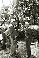 Der Drehbuchautor Richard Schweizer im Gespräch mit Charlie Chaplin, Foto: Hans Gerber