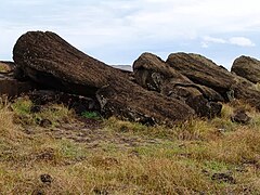 Les moaï renversés de l'ahu Vinapu : séisme et tsunami, guerre civile, changement de culte ou tout cela ?