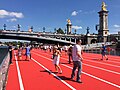 Vue sur le pont Alexandre-III depuis la piste d'athlétisme flottante installée en juin 2017.