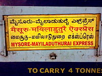 Назва потяга на півдні Індії чотирма мовами: каннада, гінді, тамільською й англійською. Такі таблички часто можна зустріти на потягах, що проходять крізь штати із різними офіційними мовами. Гінді та англійська ж — федеральні мови Індії.