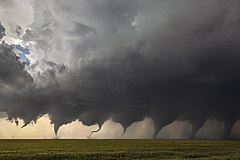 Prvo mjesto: Evolution of a Tornado: Composite of eight images shot in sequence as a tornado formed in Kansas. – Autor: JasonWeingart (CC BY-SA 4.0)