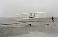 Image 861903年12月17日，莱特兄弟驾驶自行研制的飞行者一号完成了人类史上首次飞机的受控持续飞行。（摘自航空史）
