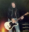 Johnny Ramone des Ramones en concert en 1983.
