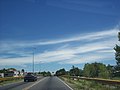 Español: Camino General Belgrano (Ruta Provincial 1) hacia el oeste en Manuel B. Gonnet. En el centro de la imagen, puente de hormigón "Donato Gerardi" construido a principios del siglo XX sobre las vías del ferrocarril entre Ringuelet y Coronel Brandsen.