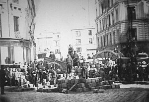 Barricade du passage Raoul (côté boulevard Richard-Lenoir)