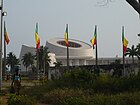 Kotonu Kongress saroyi oldida hilpirayotgan Benin bayroqlari (2009)