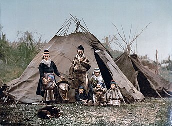 Na famelye de Samis, en Norvège, vers 1900. (veré dèfenicion 3 320 × 2 440*)