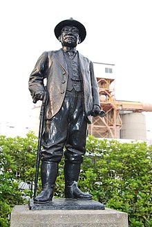 statue of Asano Soichiro with a walking stick and a plan