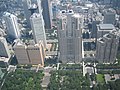 東京都庁および周辺地域の空撮。画面中央が第一本庁舎、右端が第二本庁舎。