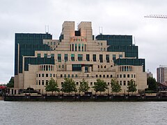 Comme dans Le monde ne suffit pas, le siège du MI6 est touché.