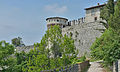 Uno scorcio con una visione d'insieme della torre dei prigionieri e le merlature, di gusto medievale, delle mura