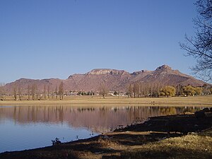 Uitsig oor Likhoele, Mafeteng se tweede hoogste berg, vanaf die reservoir by Kingsgate Laerskool.