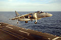 Un AV-8B Harrier II del Arma Aérea de la Armada efectuando un apontaje vertical en el portaaviones Príncipe de Asturias (R-11).