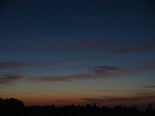 Photographie en couleur d'un ciel de début de journée dans lequel on peut apercevoir Mercure.