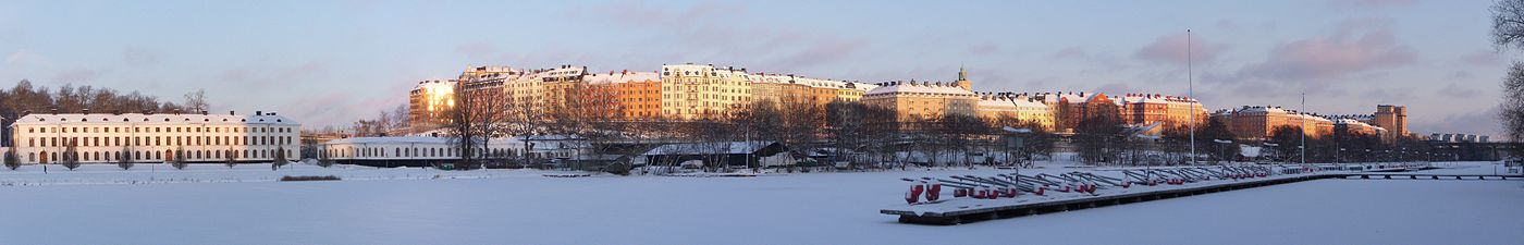 Panorama över Vasastaden och Rörstrandsområdet från Kungsholms strand mot norr i december 2010. Längst till vänster syns Karlbergs slott (i Solna kommun) och längst till höger S:t Eriksbron med sina norra portalbyggnader Porslinsbruket 29 och Loket 1. Långt bort skymtar de fem Hötorgsskraporna. Vattendraget i förgrunden är Karlbergssjön.