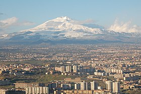 Vue de Catane, en décembre 2007, avec l'Etna en arrière-plan (à une vingtaine de kilomètres).