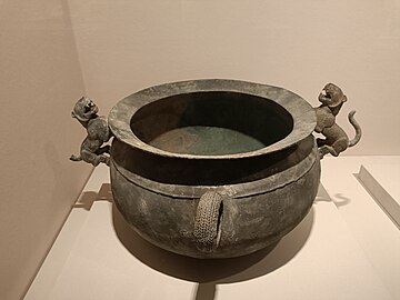 饰虎铜釜，战国至西汉，2000年贵州毕节赫章可乐274号墓出土，贵州省博物馆藏