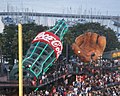 Coca-Cola-Flasche und Handschuh