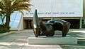 Scultura di fronte al Museo d'Arte di Tel Aviv