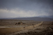 Veliki zid blizu Jiayu Pass, Qilian Mountains je u pozadini