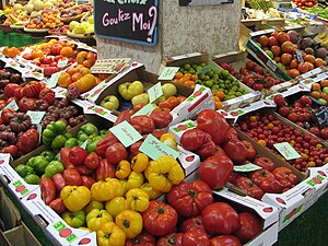 Soiuri vechi, numite și 'strămoșești' de roșii în Marché Beauveau, Place d'Aligre, Paris, Franța