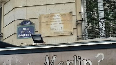 Au no 151, plaque commémorant Hubertine Auclert.