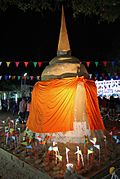 Symbolske sand-pagoder i tempel (Songkran 2016, Wat Pho Khao Thong, Koh Samui).