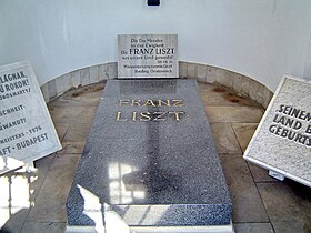 Mormântul lui Franz Liszt din interiorul mausoleului (Bayreuth, Stadtfriedhof)