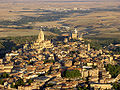 Competición asemeyada ente l'Alcázar de Segovia y la Catedral, que vence fácilmente al tar asitiada nel puntu más altu de la ciudá.