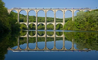 A SNCF TGV PSE trainset is crossing the Cize–Bolozon viaduct over the Ain river.