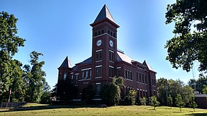 Das Woodruff County Courthous in Augusta (2015). Dieses 1900 im Stile der Neoromanik errichtete Courthouse ist seit Dezember 1982 im NRHP eingetragen.[1]