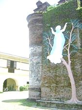 El relieve de Nuestra Señora de la Asunción sobre un árbol en el primer contrafuerte del frente