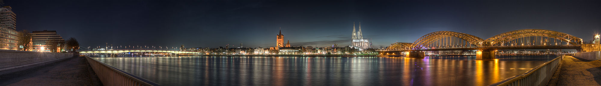 Kolonia hiria, Rhin ibaia, Groß St. Martin eliza, Koloniako katedrala eta Hohenzollernbrücke zubia gauez.