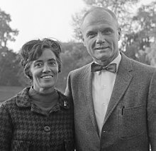 Photo en noir et blanc de John et Annie Glenn