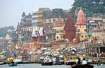 Ikonisches Flussufer der historischen Stadt Varanasi